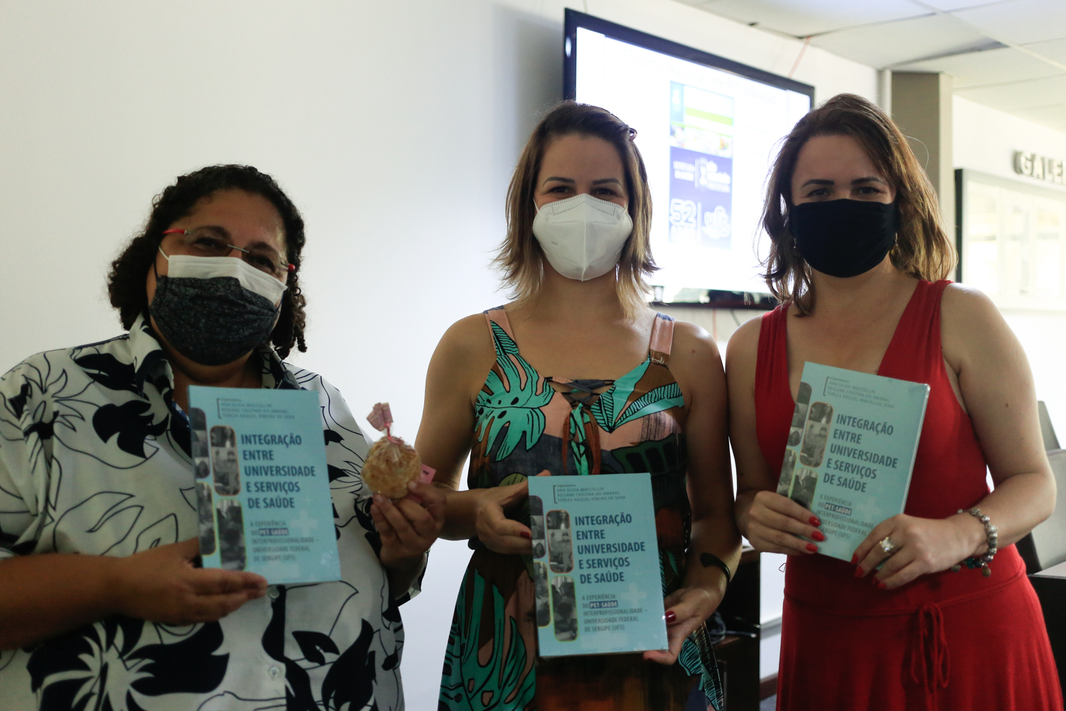As organizadoras do livro: Ana Silvia Moccellin (centro), Regiane Cristina do Amaral (dir.) e Tereza Raquel Ribeiro de Sena.